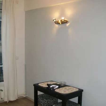 A 2 Pas De Montmartre Homestay *